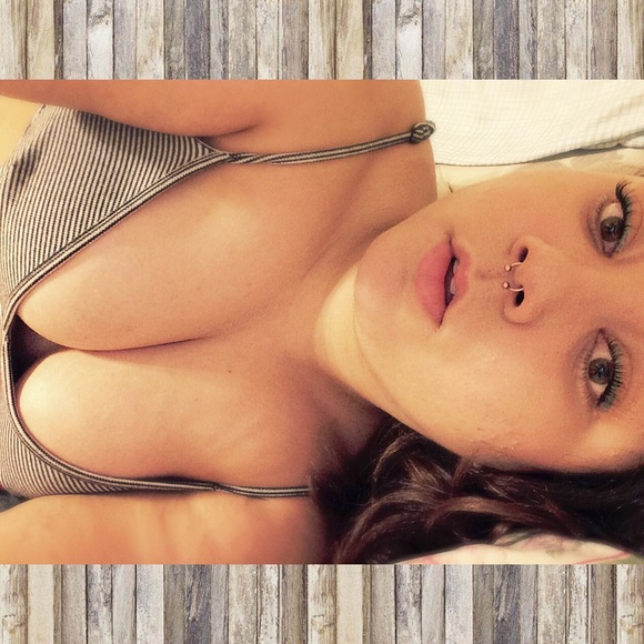Poshmark profile picture for @toxins
