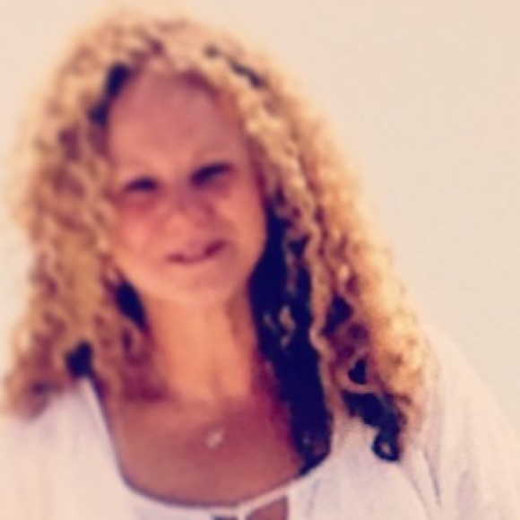 Poshmark profile picture for @maryali