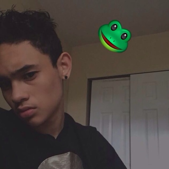 Poshmark profile picture for @weapon