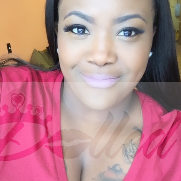 Poshmark profile picture for @dolled