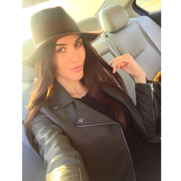 Poshmark profile picture for @emi_23