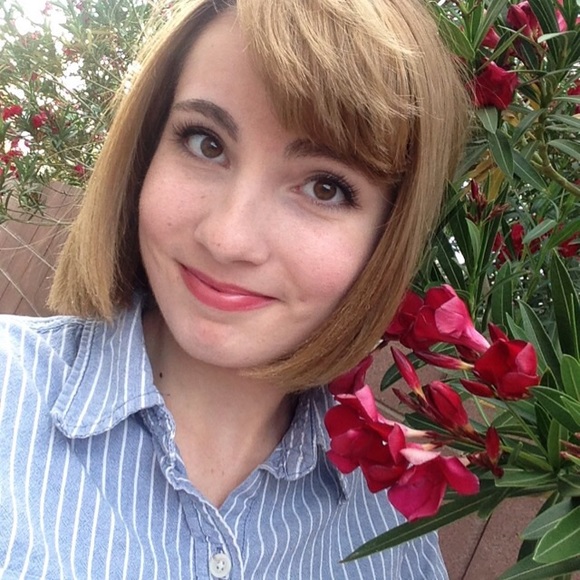 Poshmark profile picture for @romaroma