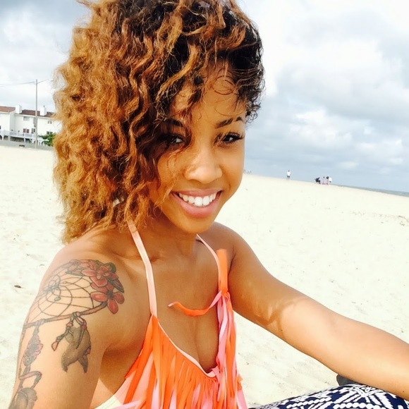 Poshmark profile picture for @shaken