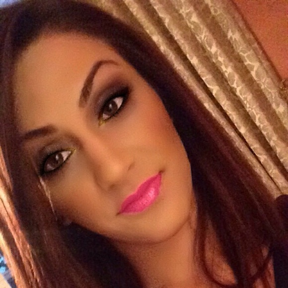 Poshmark profile picture for @venues