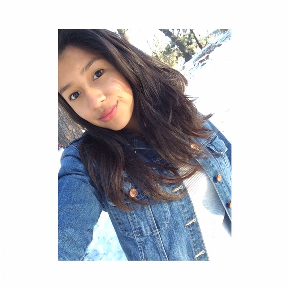 Poshmark profile picture for @scares
