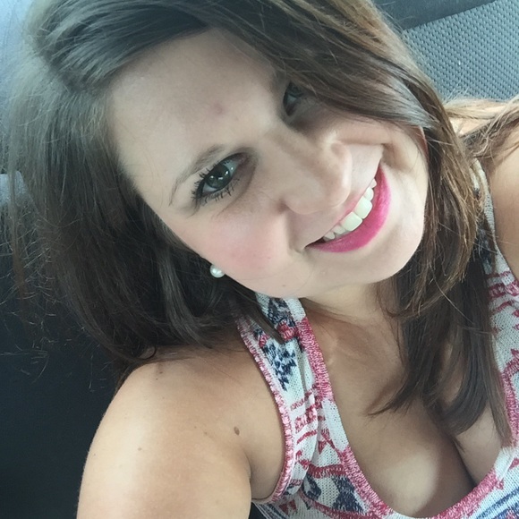 Poshmark profile picture for @hnlazaro