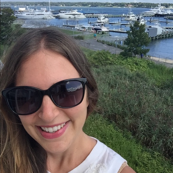 Poshmark profile picture for @saragc