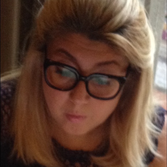 Poshmark profile picture for @eyewitness