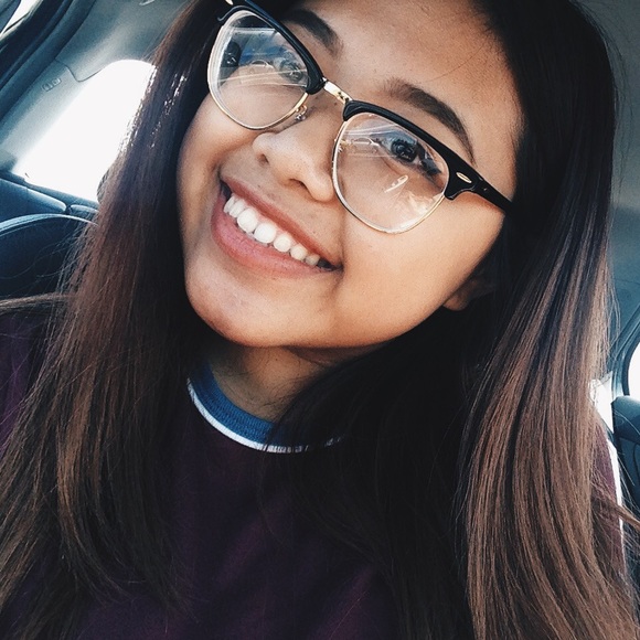 Poshmark profile picture for @lovelies
