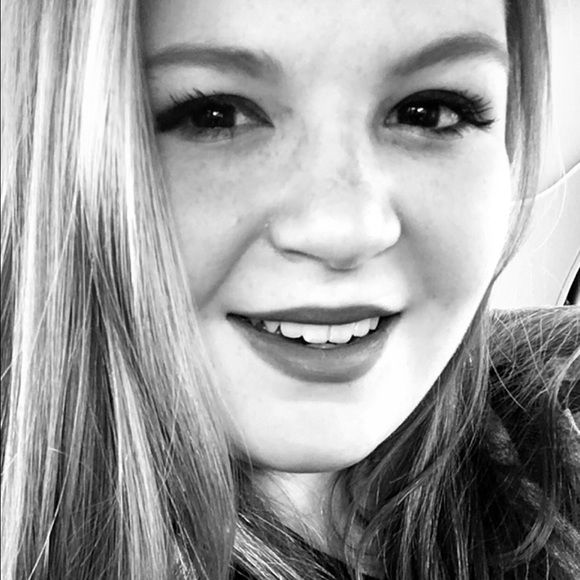 Poshmark profile picture for @lilyeb