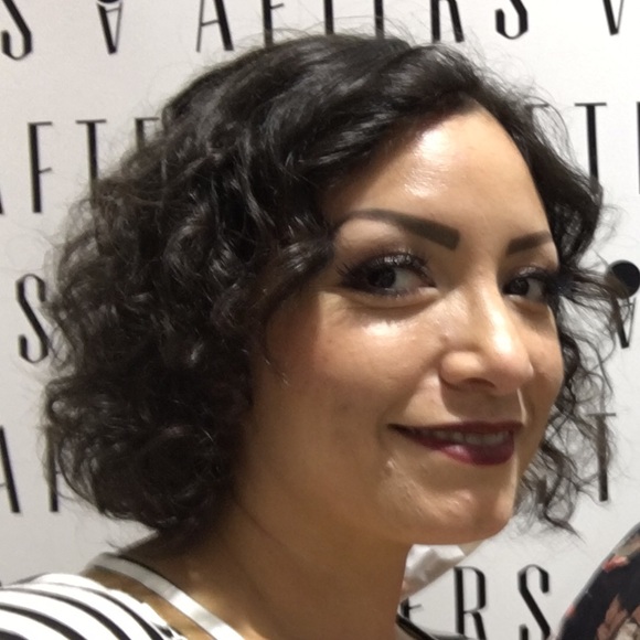 Poshmark profile picture for @hananeel
