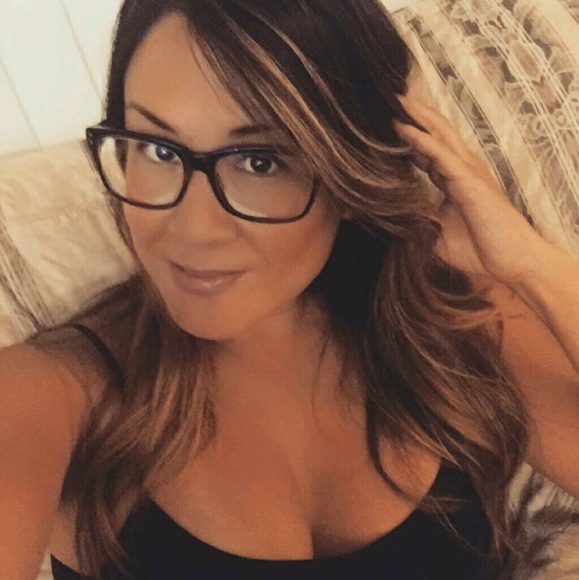 Poshmark profile picture for @unveiled