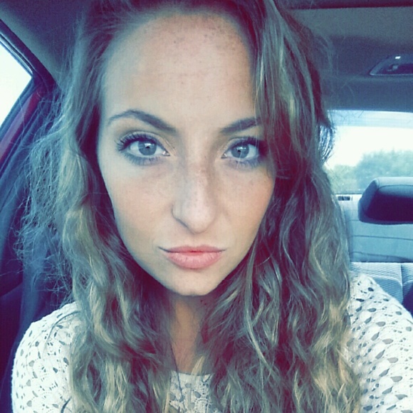 Poshmark profile picture for @breakfast