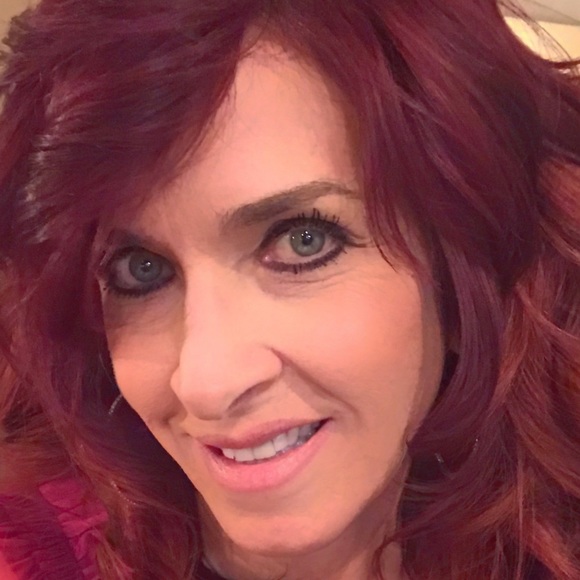 Poshmark profile picture for @cranberry