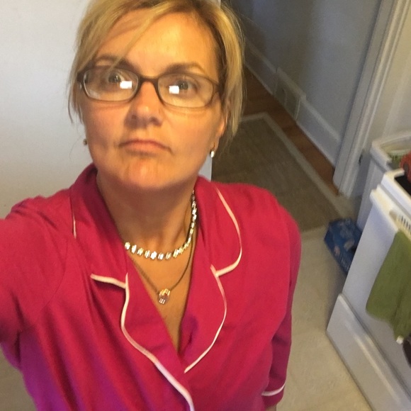 Poshmark profile picture for @tonyagray