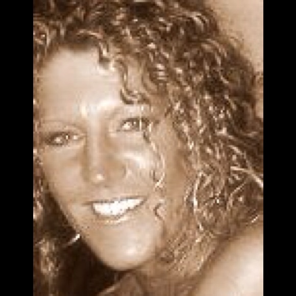 Poshmark profile picture for @lkol