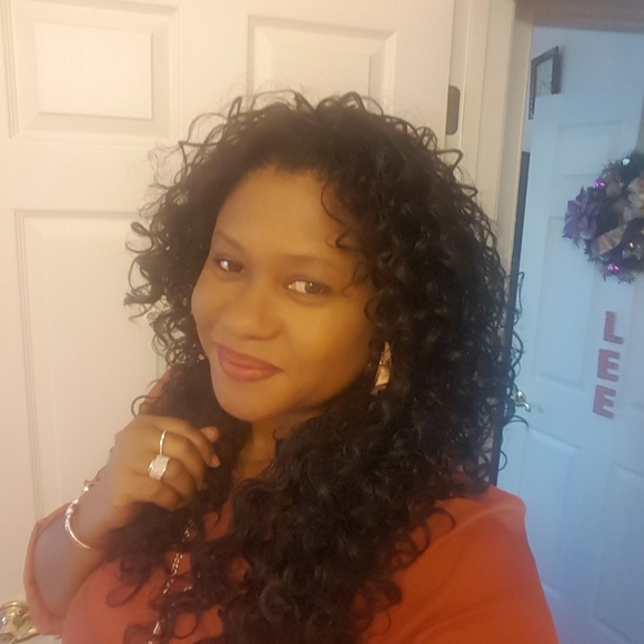 Poshmark profile picture for @lovah