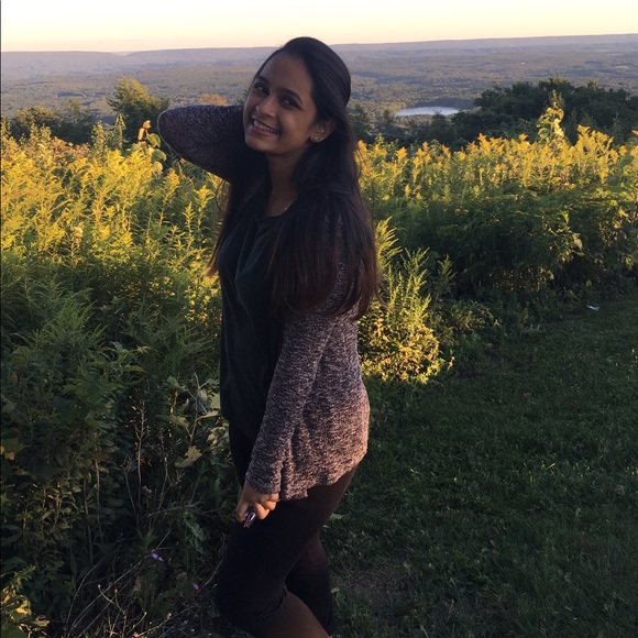 Poshmark profile picture for @mahiii