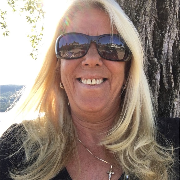 Poshmark profile picture for @baffles