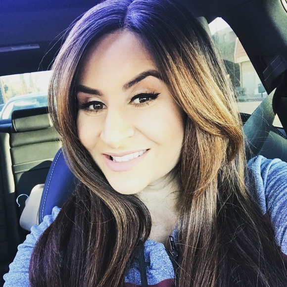 Poshmark profile picture for @fatee